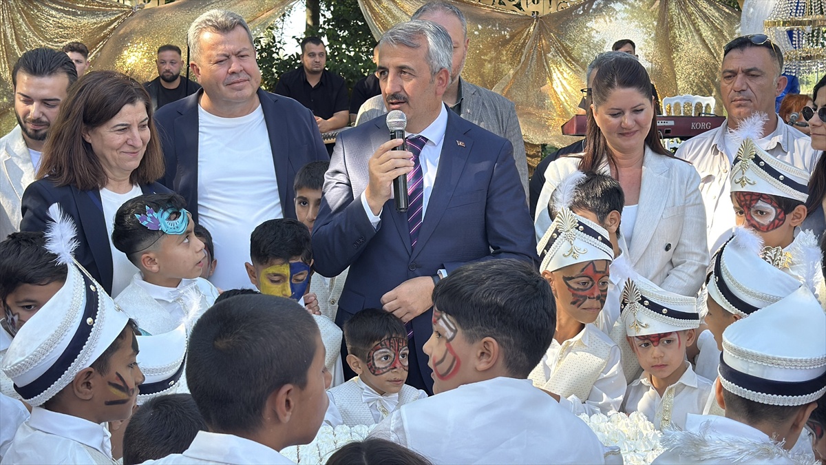 Edirne\'de sünnet şöleninde 53 çocuk kent turu ve gösterilerle eğlendi