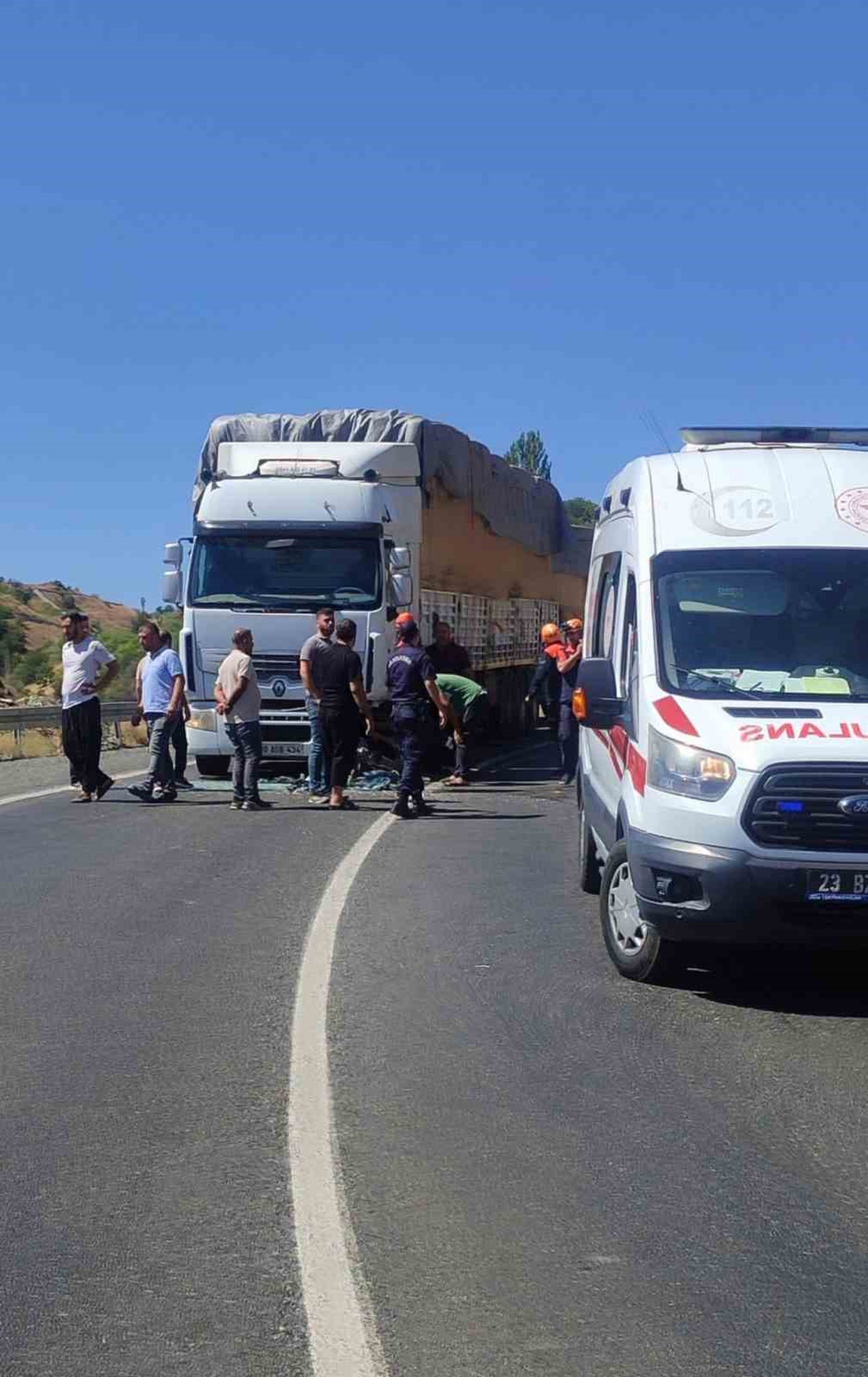 Elazığ Sivrice'de tır ile otomobil çarpıştı, sürücü yaralandı