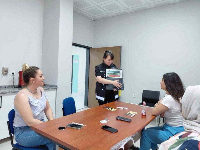 Erzincan'da kent meydanı ve AVM'lerde 4 bin 535 kişiye uyuşturucu bilgilendirmesi yapıldı