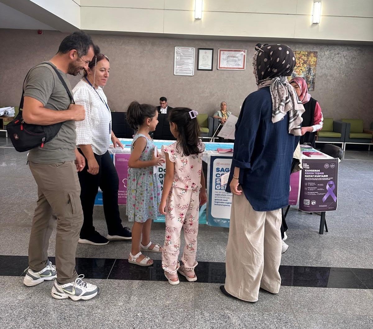 Erzincan'da Halk Sağlığı Haftası'nda anne-bebek sağlığı için bilgilendirme standı açıldı