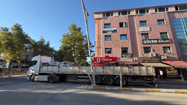 Erzincan'da dönüş yapan tırın dorsesi aydınlatma direğine çarptı, cadde trafiğe kapandı