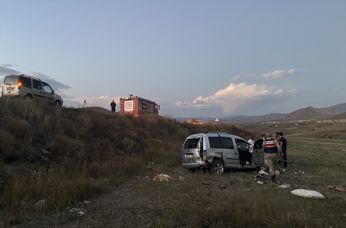 Erzurum-Artvin kara yolunda panelvan şarampole devrildi, 2 kişi yaralandı