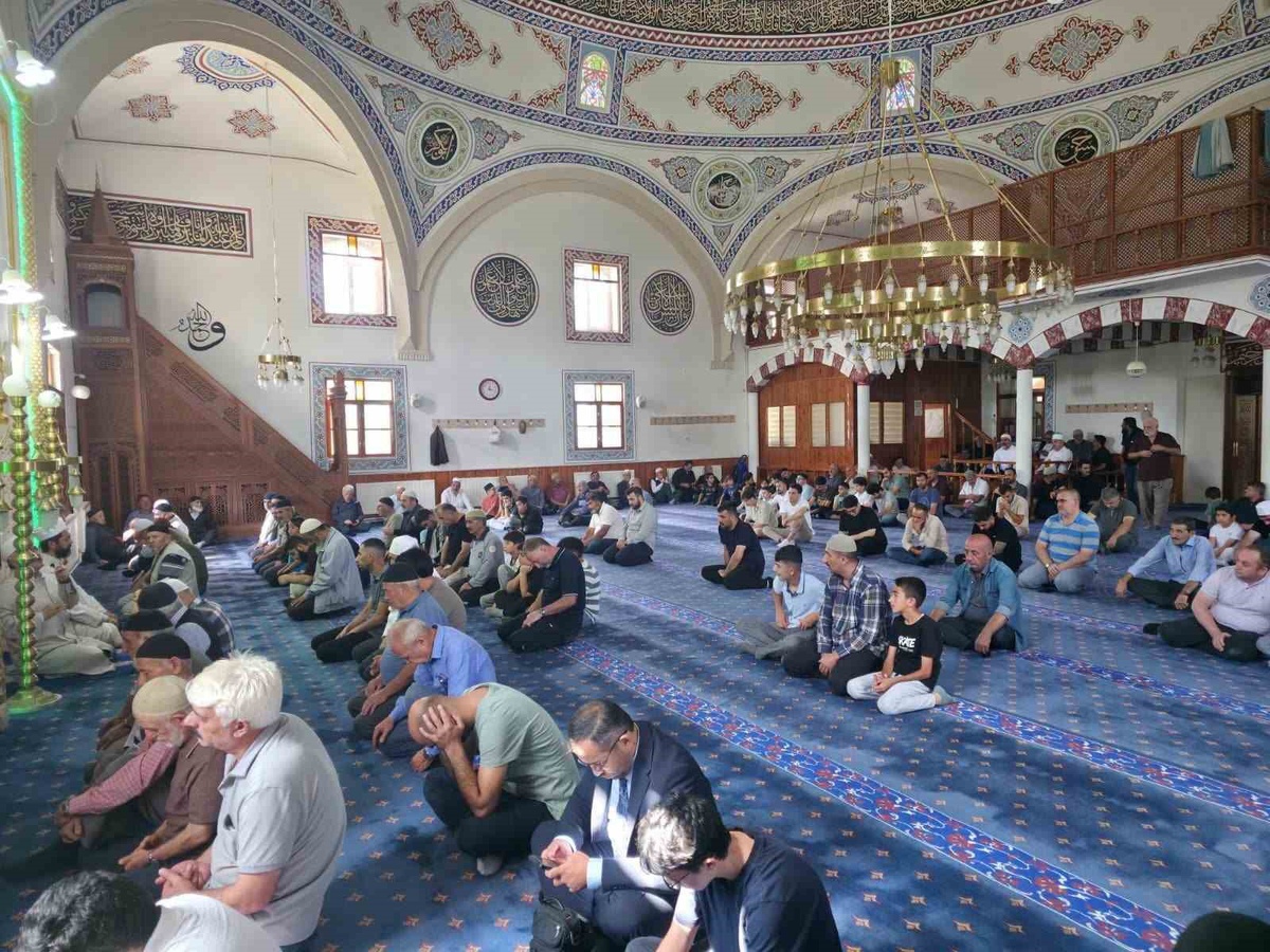 Erzurum'da Mevlid-i Nebi programında Dr. İsa Onay cemaatle buluştu