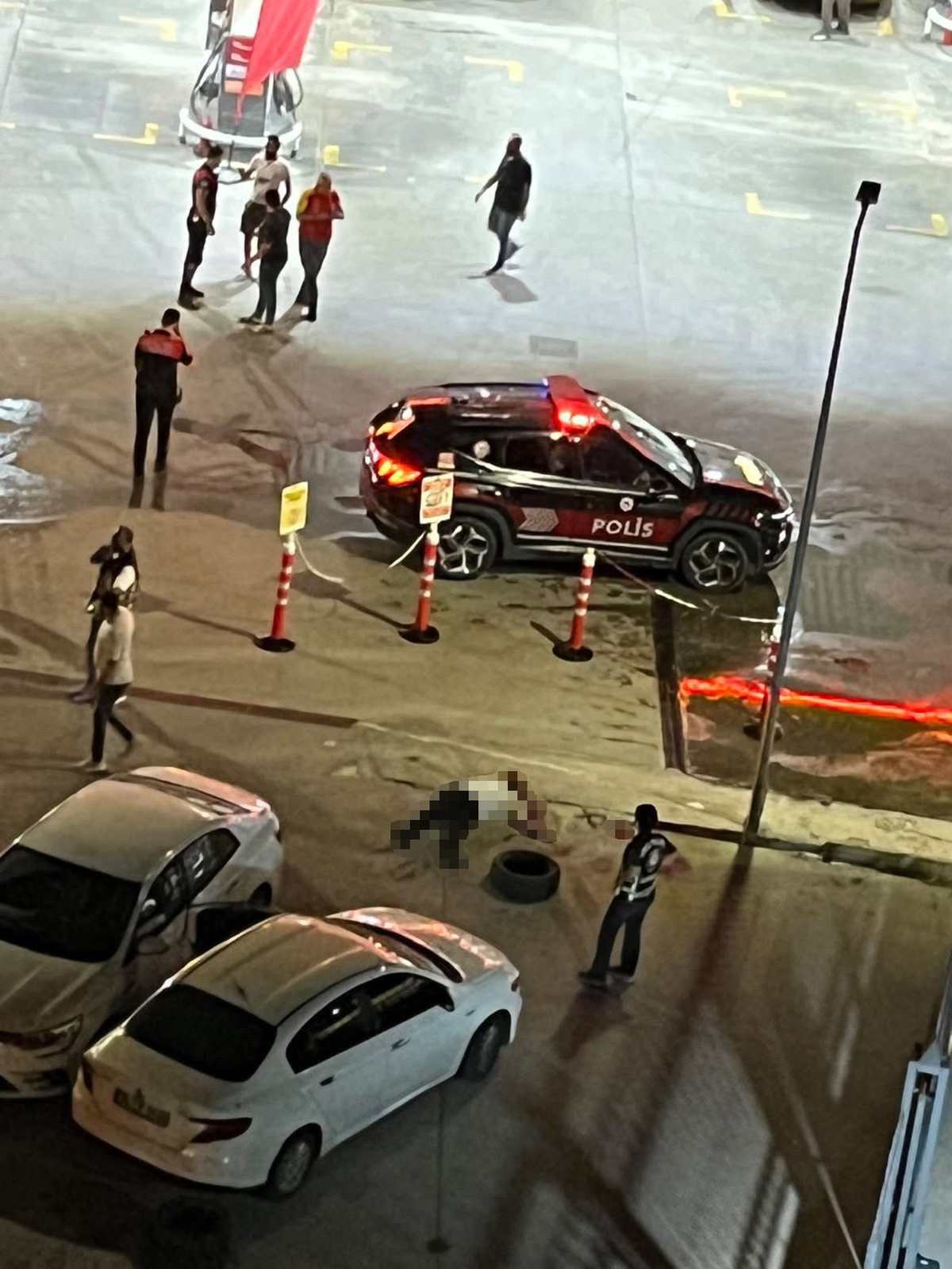Esenyurt'ta korsan taksici polisi vurdu, ardından kendine ateş etti
