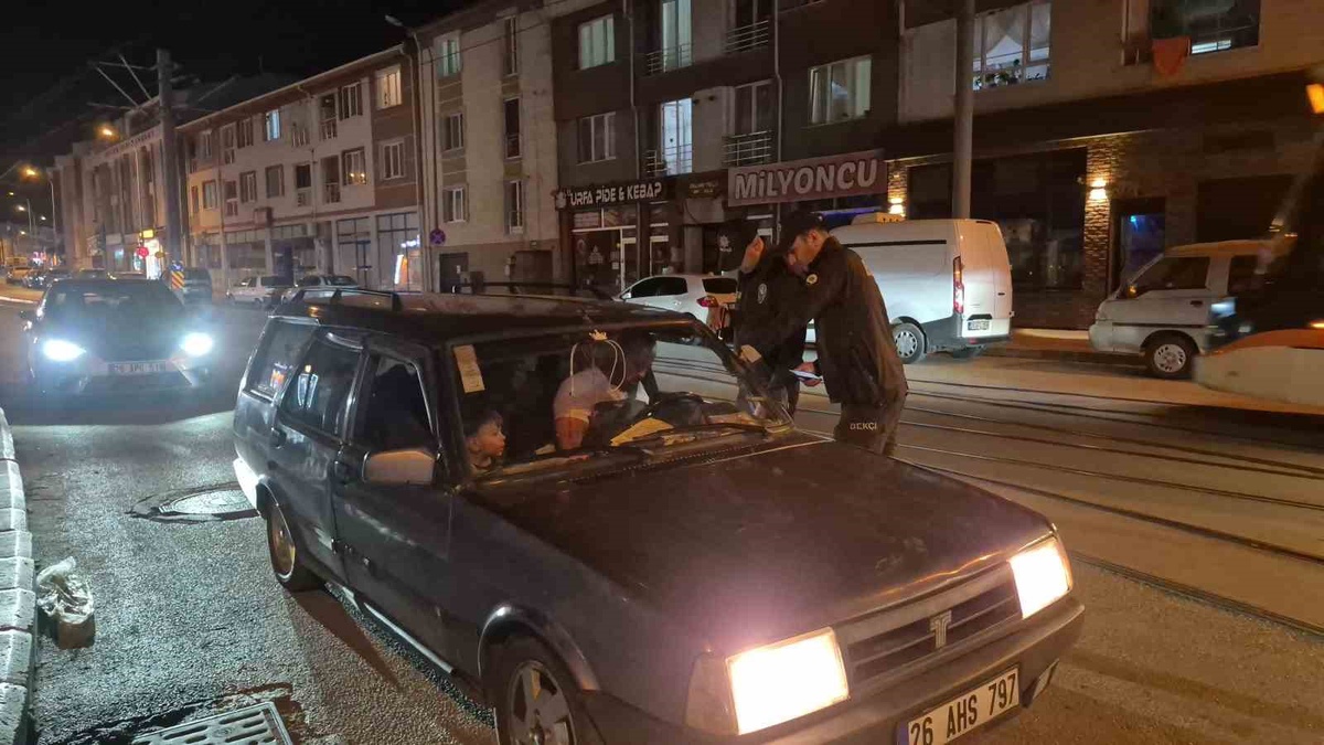 Eskişehir'de 100 polisin katılımıyla yapılan uygulamada 10 araca 74 bin 828 TL ceza