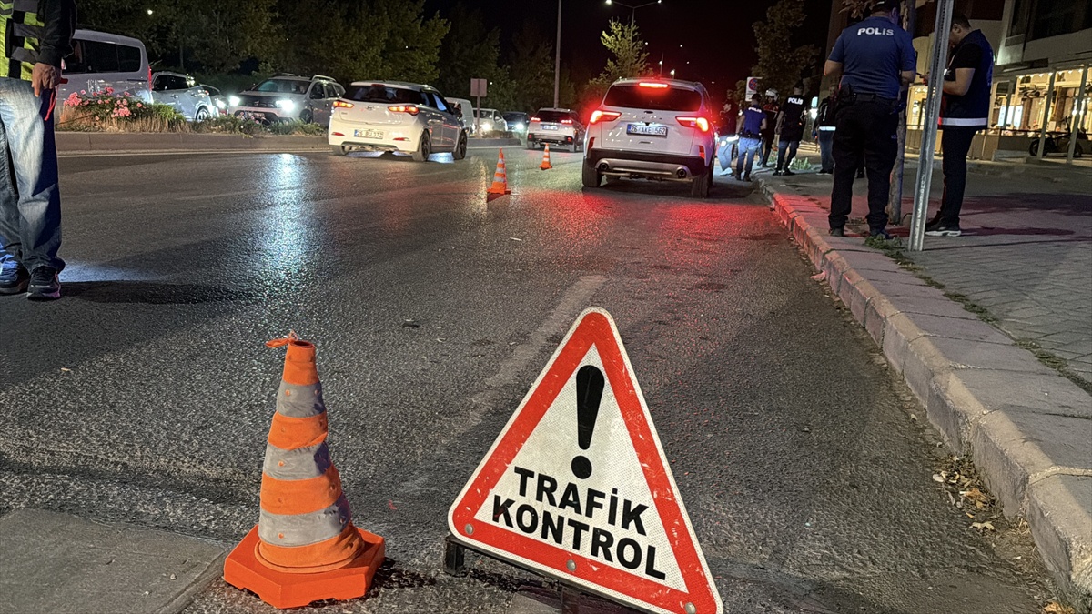 Eskişehir Odunpazarı\'nda 100 polisin katıldığı denetimde 10 sürücüye para cezası kesildi