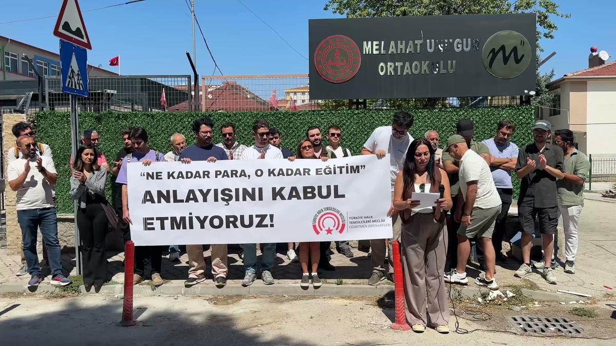 Eskişehir'de THTM üyeleri okul önünde 'kayıt parası'na tepki gösterdi