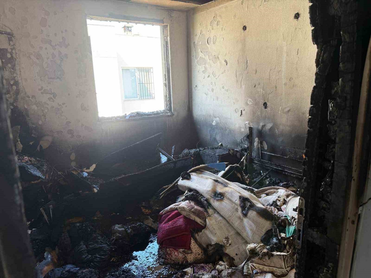 Antalya Serik'te 3 katlı binada çıkan yangına mahalle sakinleri müdahale etti