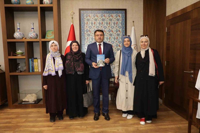 Kütahya'da 'Evliyalar Şehri' kitabı Vali Musa Işın'a takdim edildi