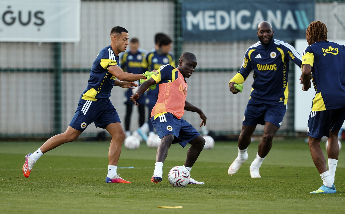 Fenerbahçe derbi hazırlıklarını sürdürüyor; Başkan Yıldırım takımla buluştu
