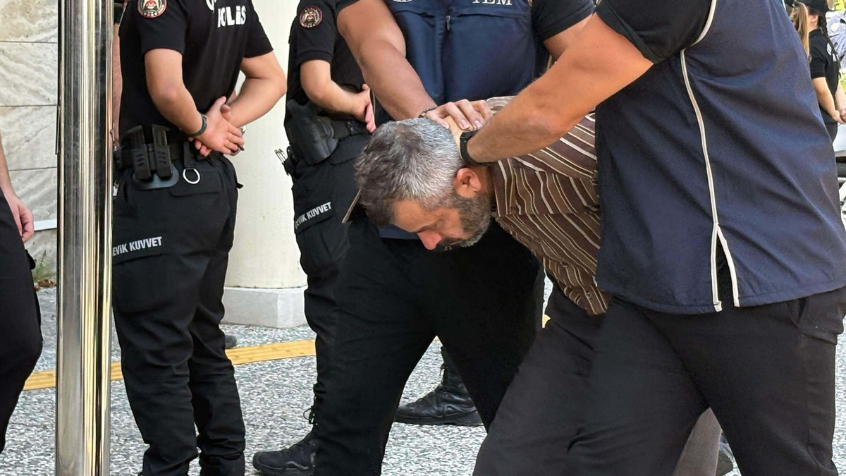 FETÖ'nün suikast timindeki Burkay Karatepe ile bağlantılı şüphelilere operasyon: 10 gözaltı