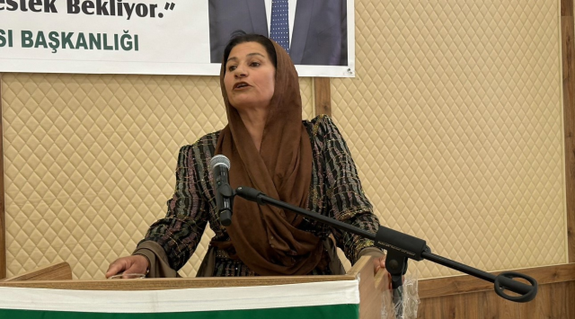 Fistan giyip 300 erkeğin karşısına çıktı! Kadın çiftçi gözlerinin içine baka baka böyle haykırdı