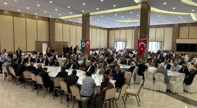 Fistan giyip 300 erkeğin karşısına çıktı! Kadın çiftçi gözlerinin içine baka baka böyle haykırdı