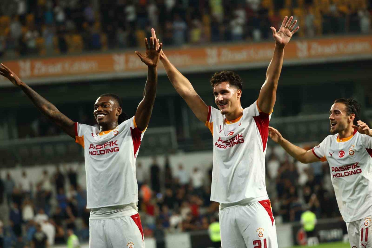 Galatasaray'da Leao ve Deniz Gül, Başakşehir galibiyetinde taraftara üçlü çektirdi