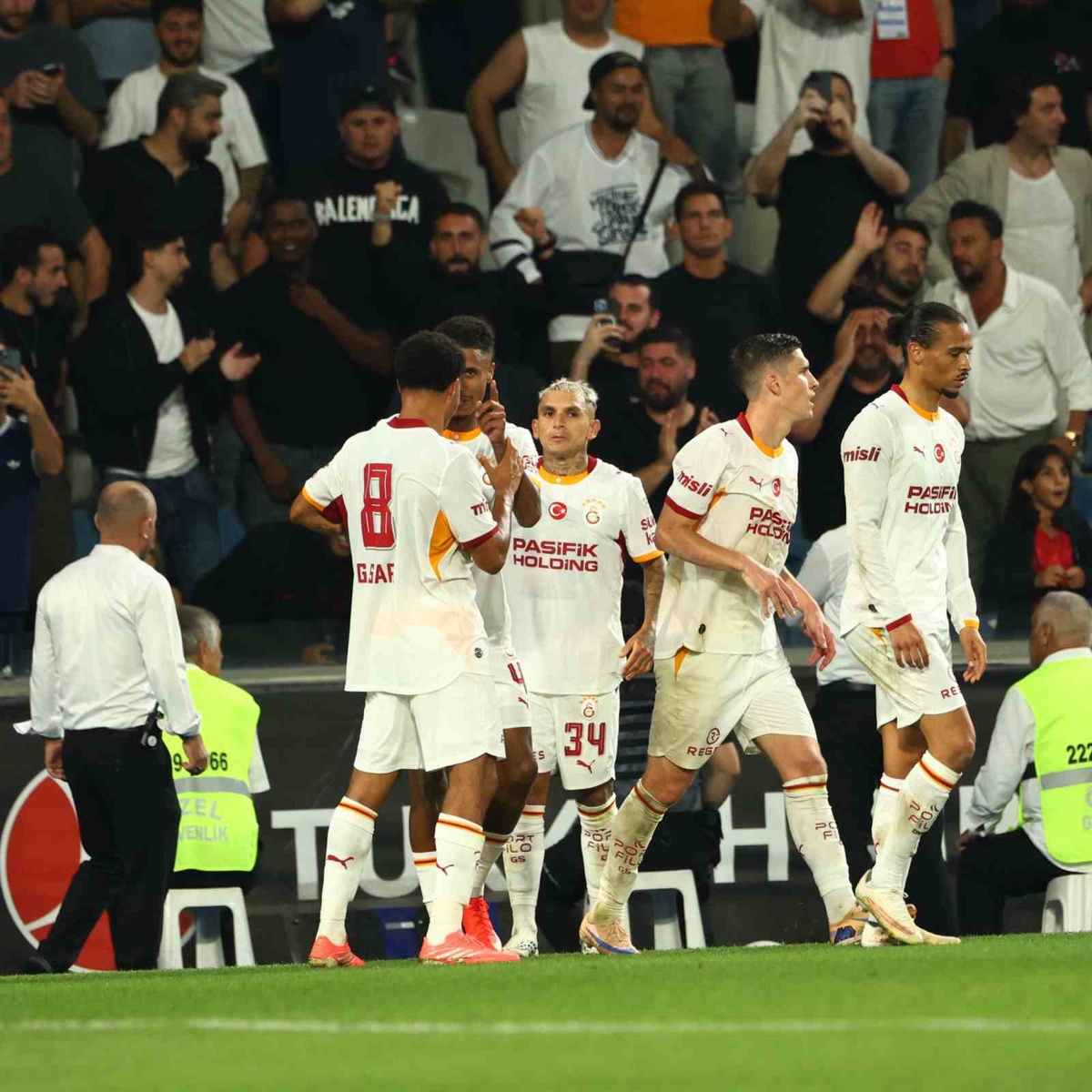 Galatasaray Başakşehir'i 3-2 devirdi, yenilmezliğini 4 maça çıkardı