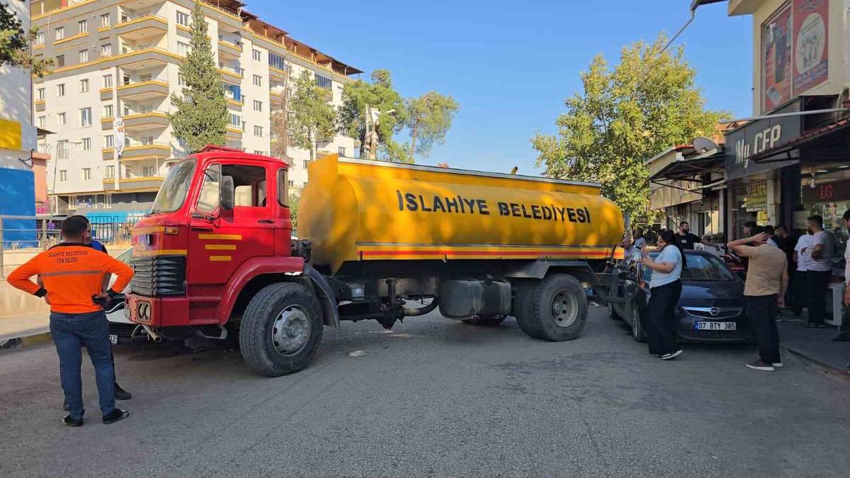 Gaziantep İslahiye'de el freni unutulan su tankeri 3 araca çarptı, yaralanan olmadı