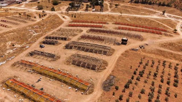 Gaziantep'te kurutmalık sebzeler 40 derece sıcakta kurutulurken renk cümbüşü dronla kaydedildi
