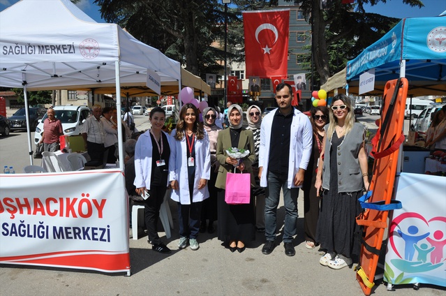 Gümüşhacıköy'de Halk Sağlığı Haftası etkinliğinde sağlık taraması bilgilendirmesi yapıldı