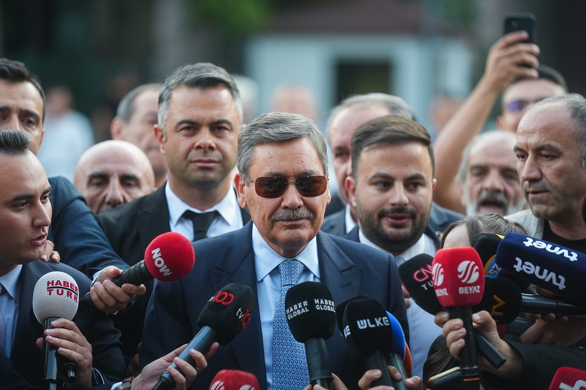 Melih Gökçek, kayıt dışı para aktarma soruşturmasında adliyede ifade verdi