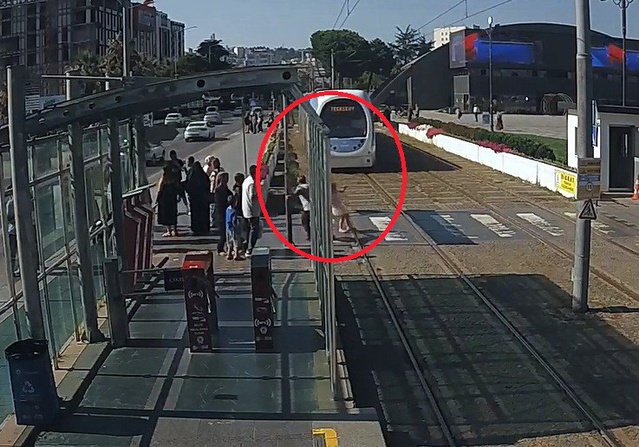 Samsun'da tramvayın önüne koşan kız çocuğunu güvenlik görevlisi son anda kurtardı