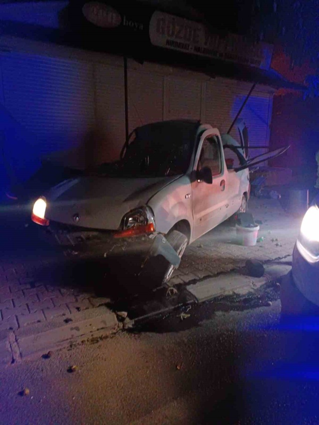 Adıyaman Gölbaşı'nda sürücünün kontrolünü kaybettiği araç iş yerine çarptı, 1 yaralı