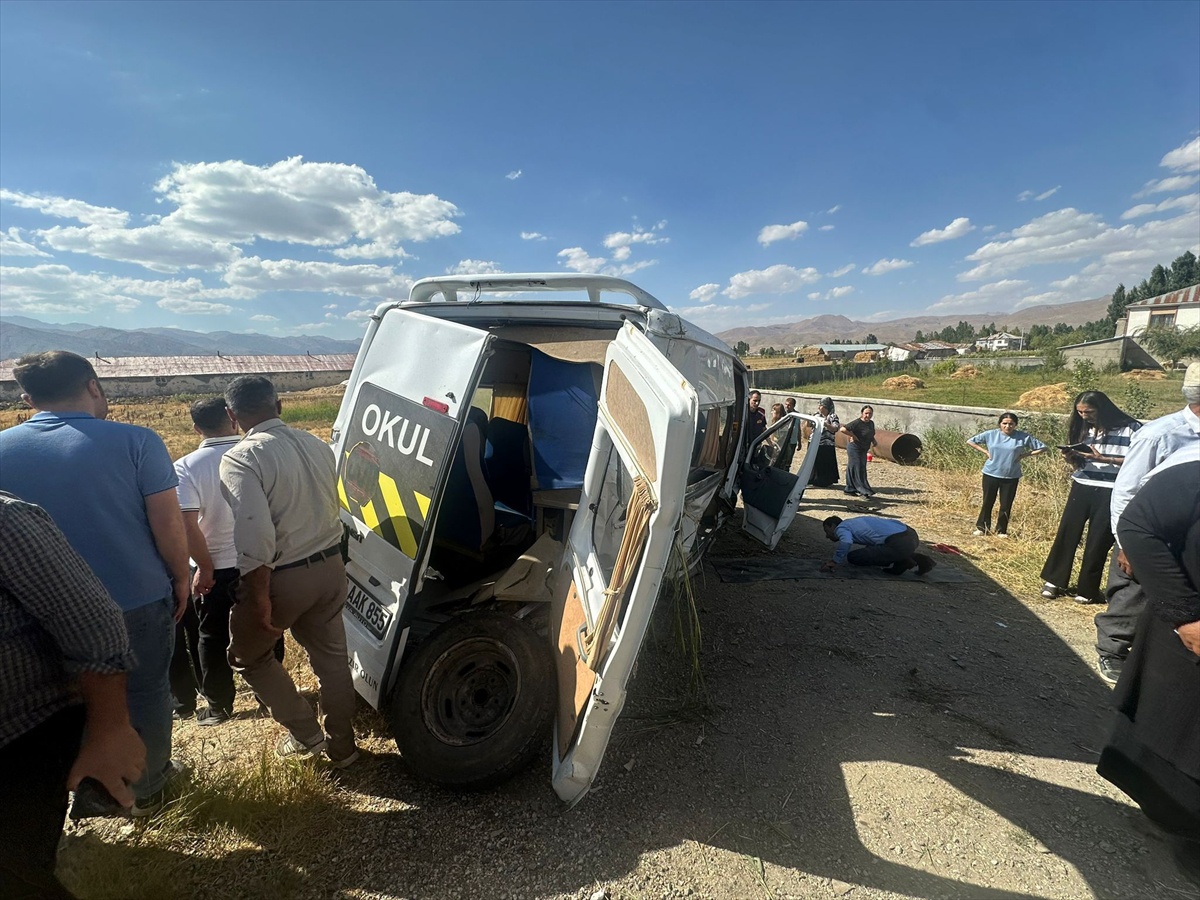 Hakkari Yüksekova'da servis minibüsü yoldan çıktı, 6 kişi yaralandı