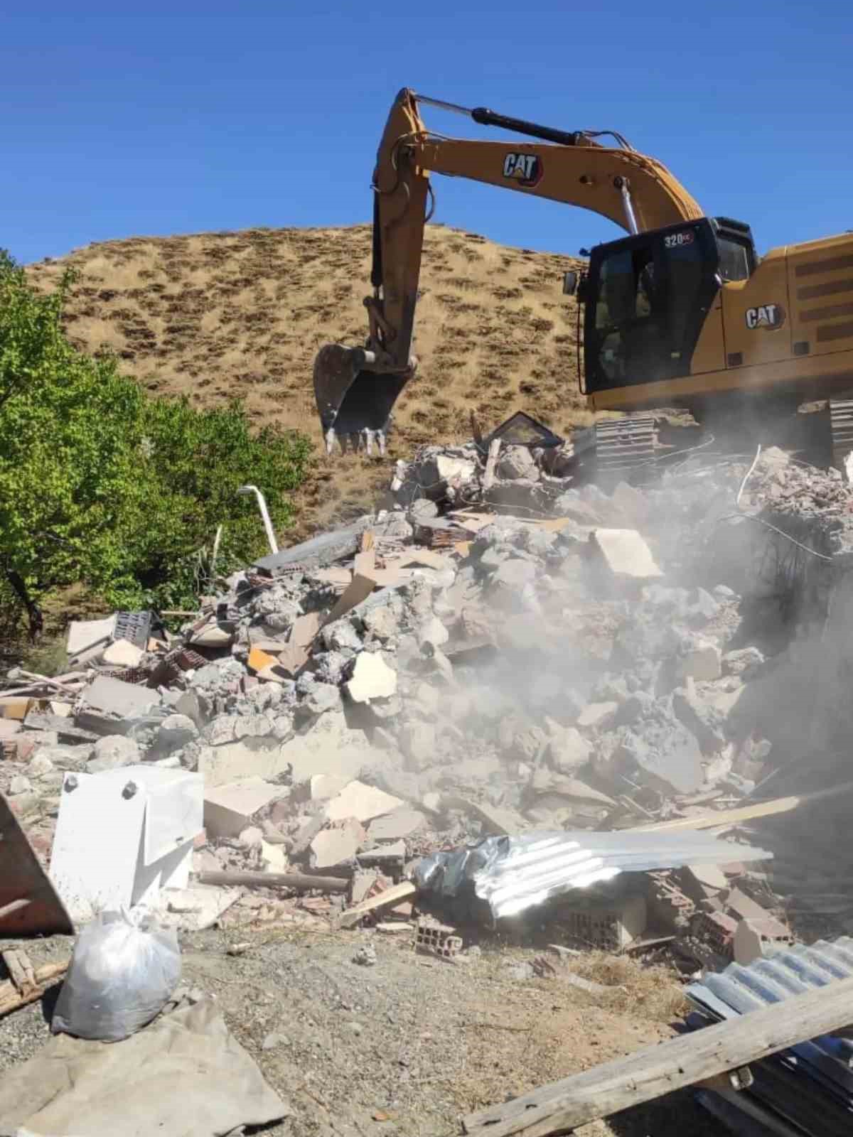 Adıyaman Çelikhan'da deprem hasarlı binaların kontrollü yıkımı aralıksız sürüyor