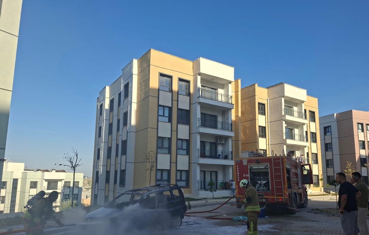 Hatay Antakya'da park halindeki otomobil alevlere teslim oldu, kullanılamaz hale geldi