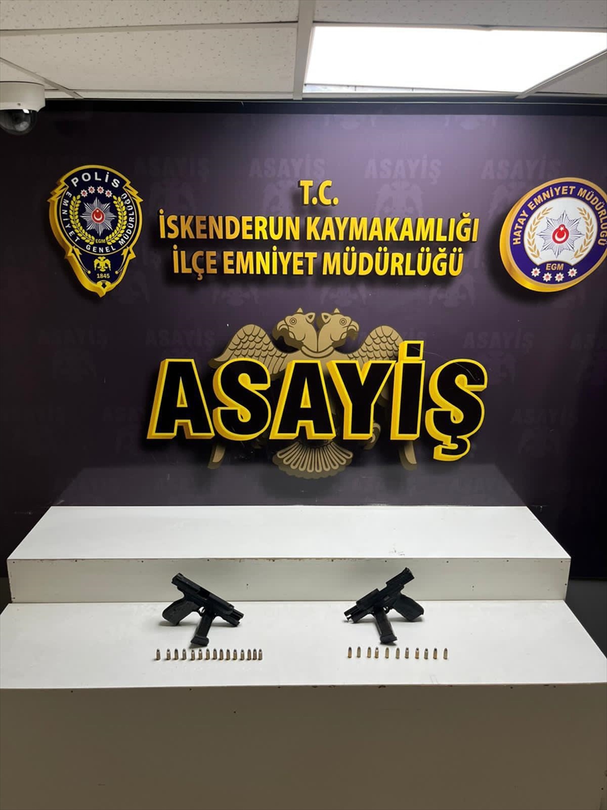 İskenderun'da silahla yaralama olayının iki şüphelisi tutuklandı, evlerde 2 tabanca bulundu