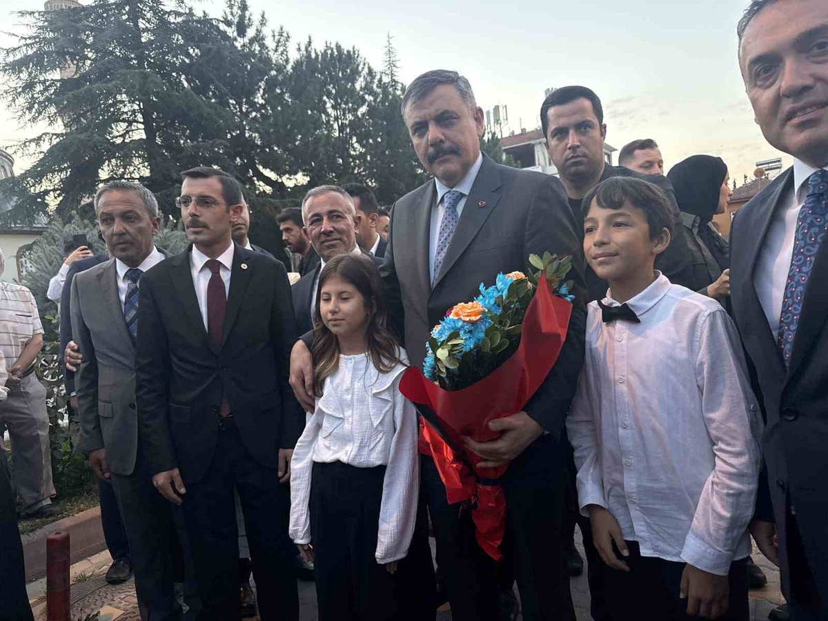 İçişleri Bakanı Çiftçi, eski görev yeri Yenipazar'da esnafla buluştu