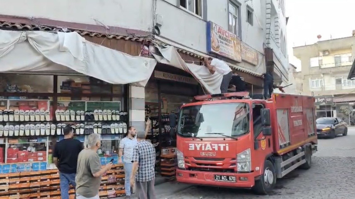Diyarbakır Çermik'te iki gündür iş yerinde mahsur kalan yavru kedi kurtarıldı