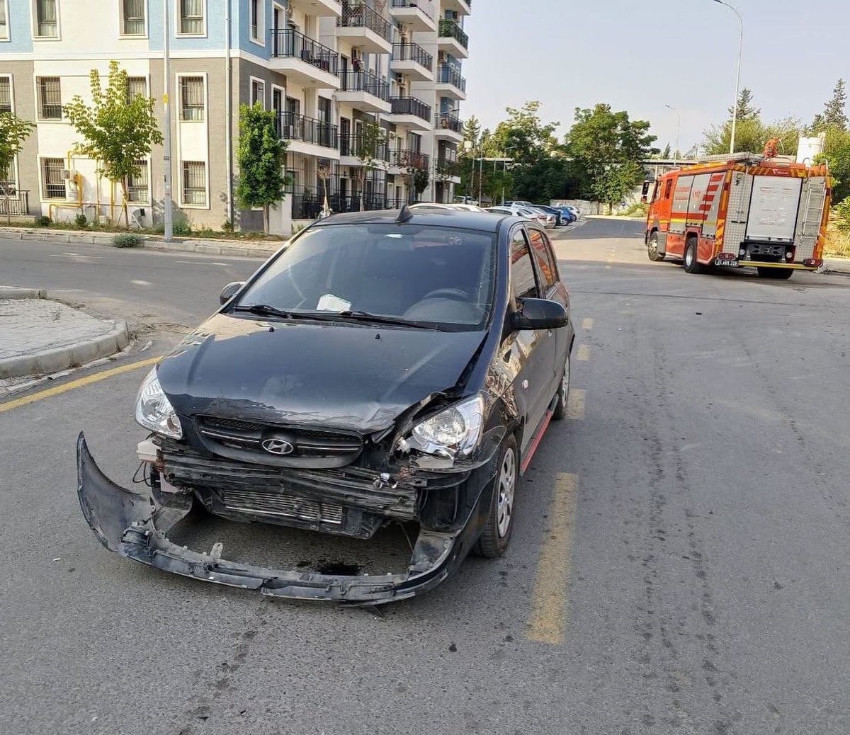 Hatay İskenderun'da iki otomobil kavşakta çarpıştı, 2 sürücü yaralandı