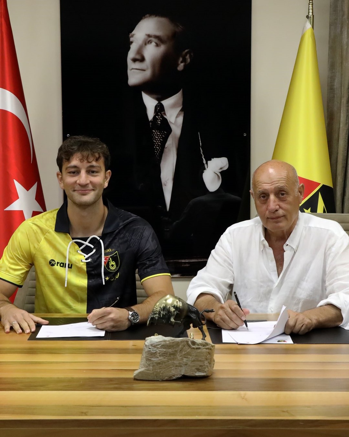 İstanbulspor, Beşiktaş'tan ayrılan Emrecan Uzunhan'ı 2 yıllığına yeniden kadrosuna kattı