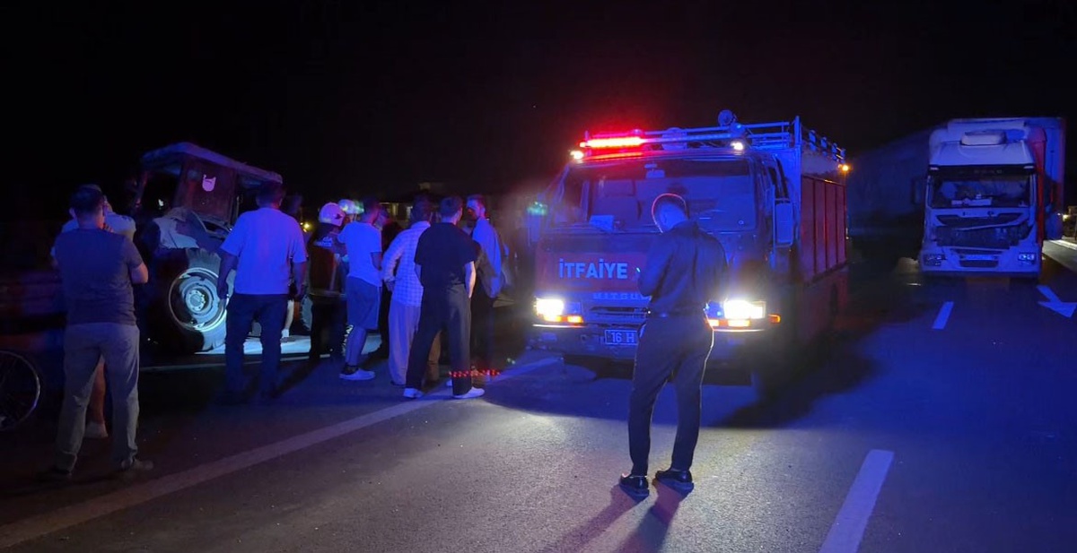 Bursa İznik'te tır traktöre arkadan çarptı, belediye personeli hayatını kaybetti