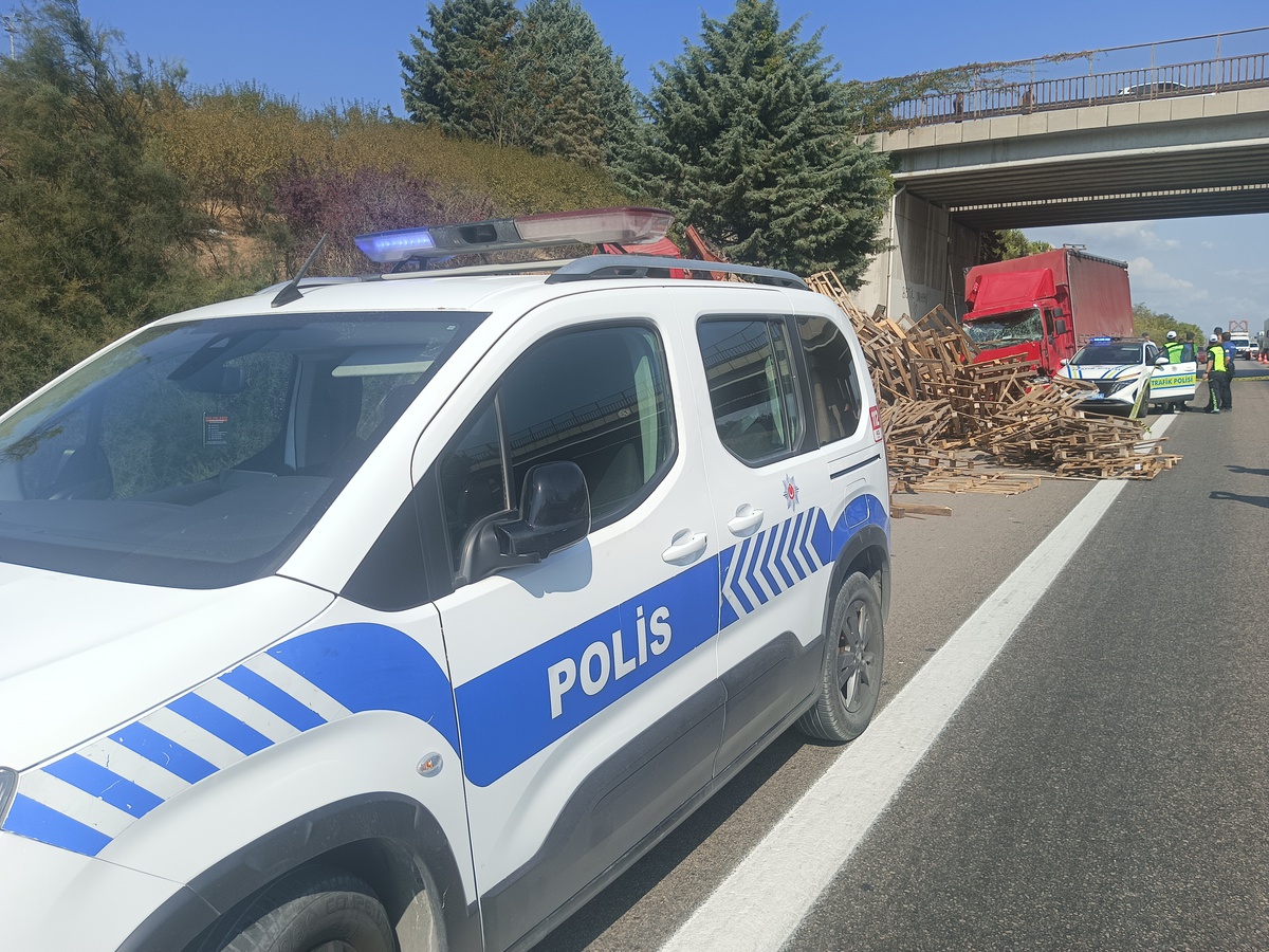 Bursa'da arızalanan kamyonete kamyon çarptı; tamir eden 2 kişiden 1'i öldü, 1'i yaralandı