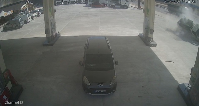 Bursa Nilüfer'de kontrolden çıkan kamyonet tadilattaki benzinliğe uçtu