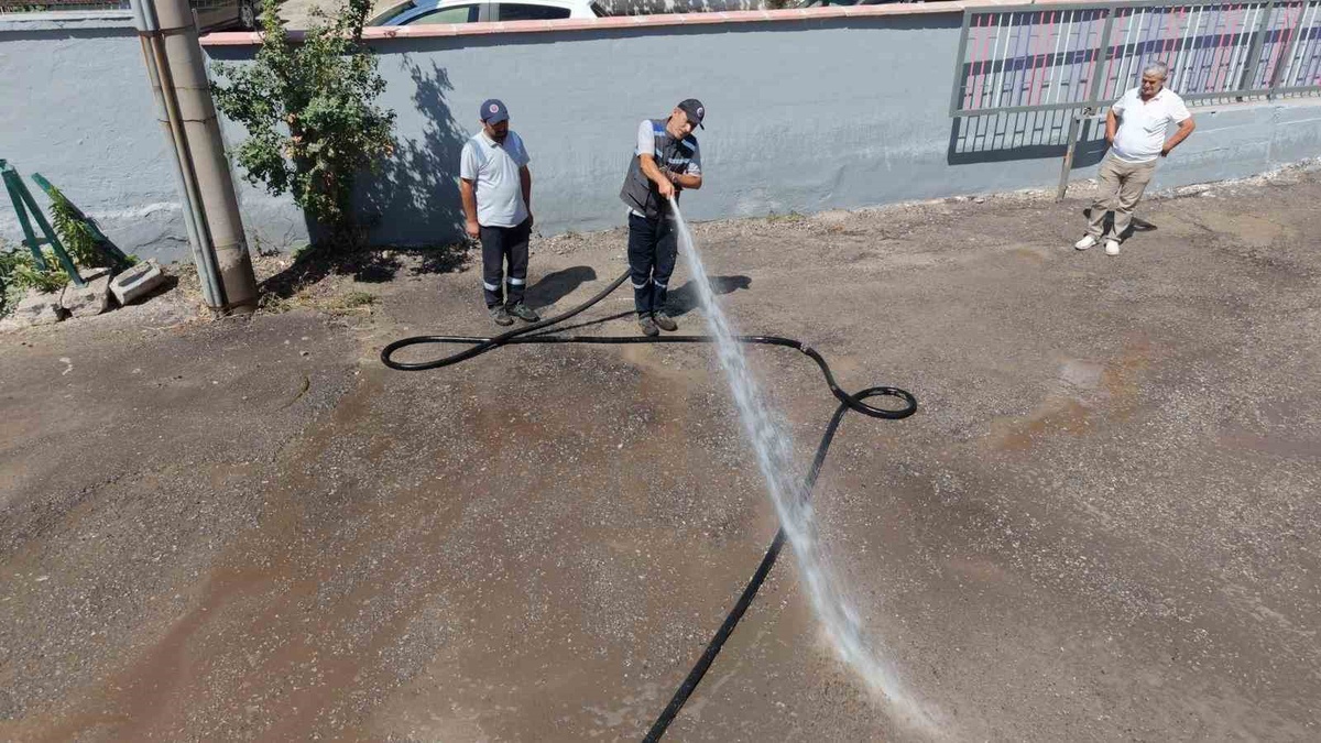 Karabük Belediyesi okullarda yeni eğitim yılı öncesi kapsamlı temizlik çalışması başlattı