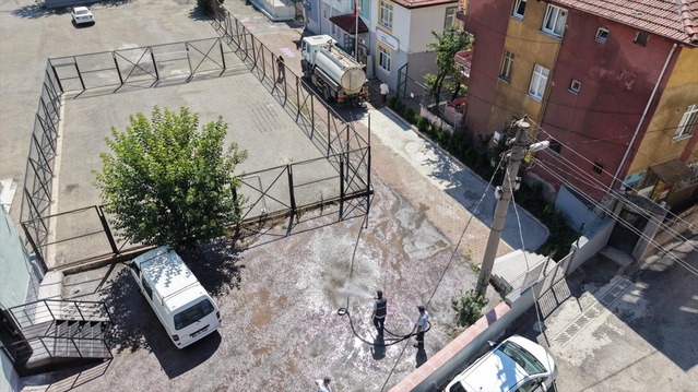 Karabük'te belediye, okul çevrelerini yeni dönem öncesi tazyikli suyla yıkayıp temizliyor