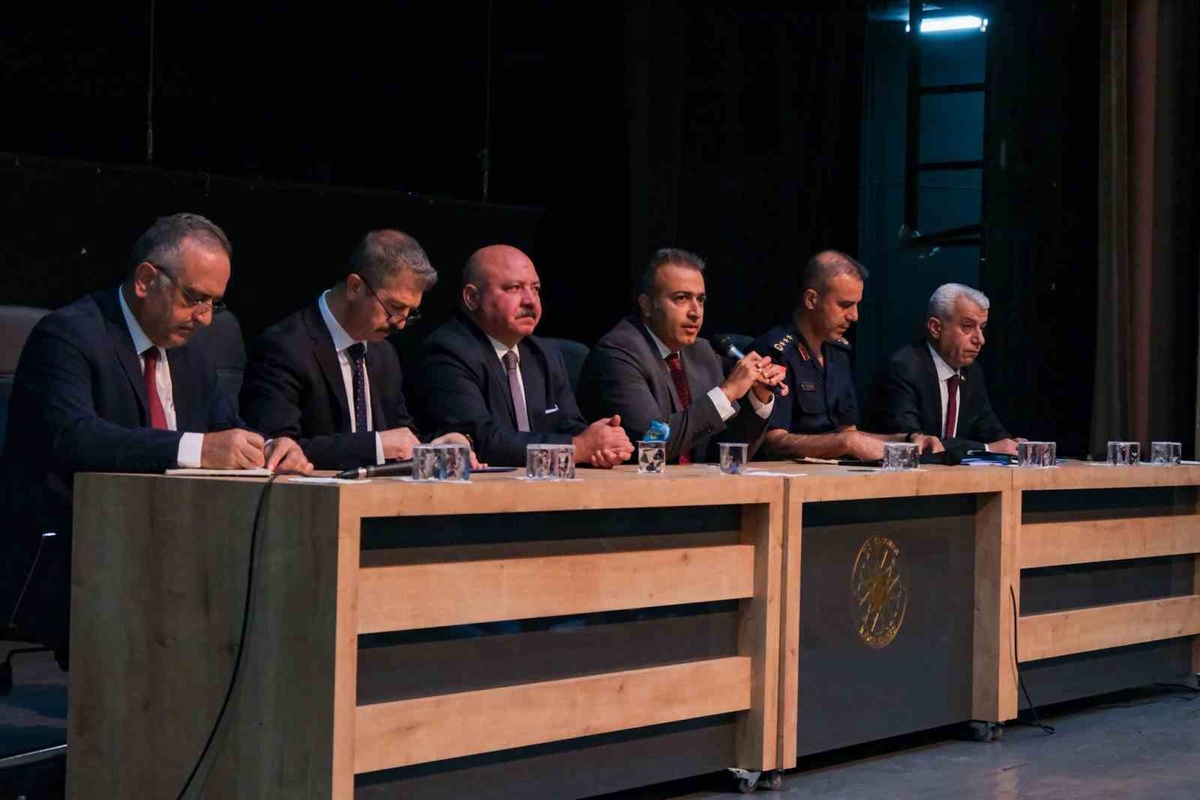 Karaman'da 2026-2027 eğitim yılı güvenlik tedbirleri Vali Çiçek başkanlığında ele alındı