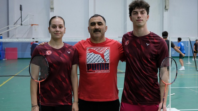 Erzincanlı milli badmintoncular Nisanur Çimen ve Gökay Göl'ü uçak pilotu anonsla kutladı