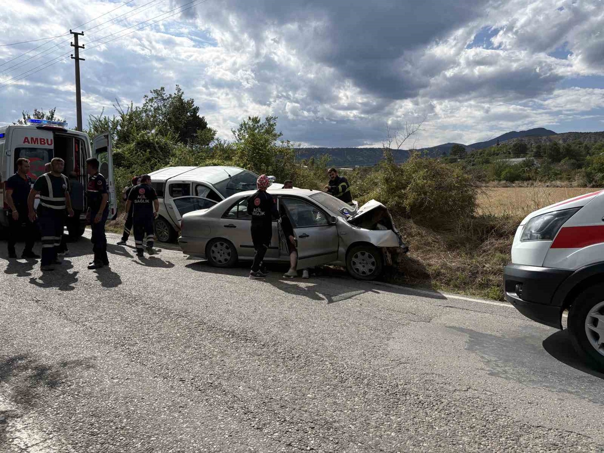 Kastamonu Tosya'da kamyonet ve otomobil çarpıştı, 4 kişi yaralandı