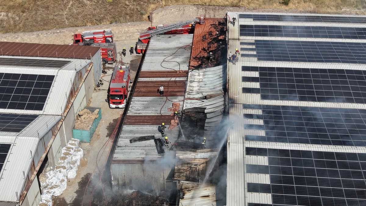 Kayseri OSB'de tekstil fabrikasının deposunda çıkan yangına müdahale sürüyor
