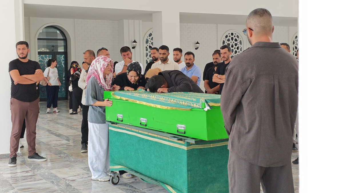 Eskişehir'de otomobilin çarptığı 3 yaşındaki Elif Mavi Avli gözyaşlarıyla toprağa verildi