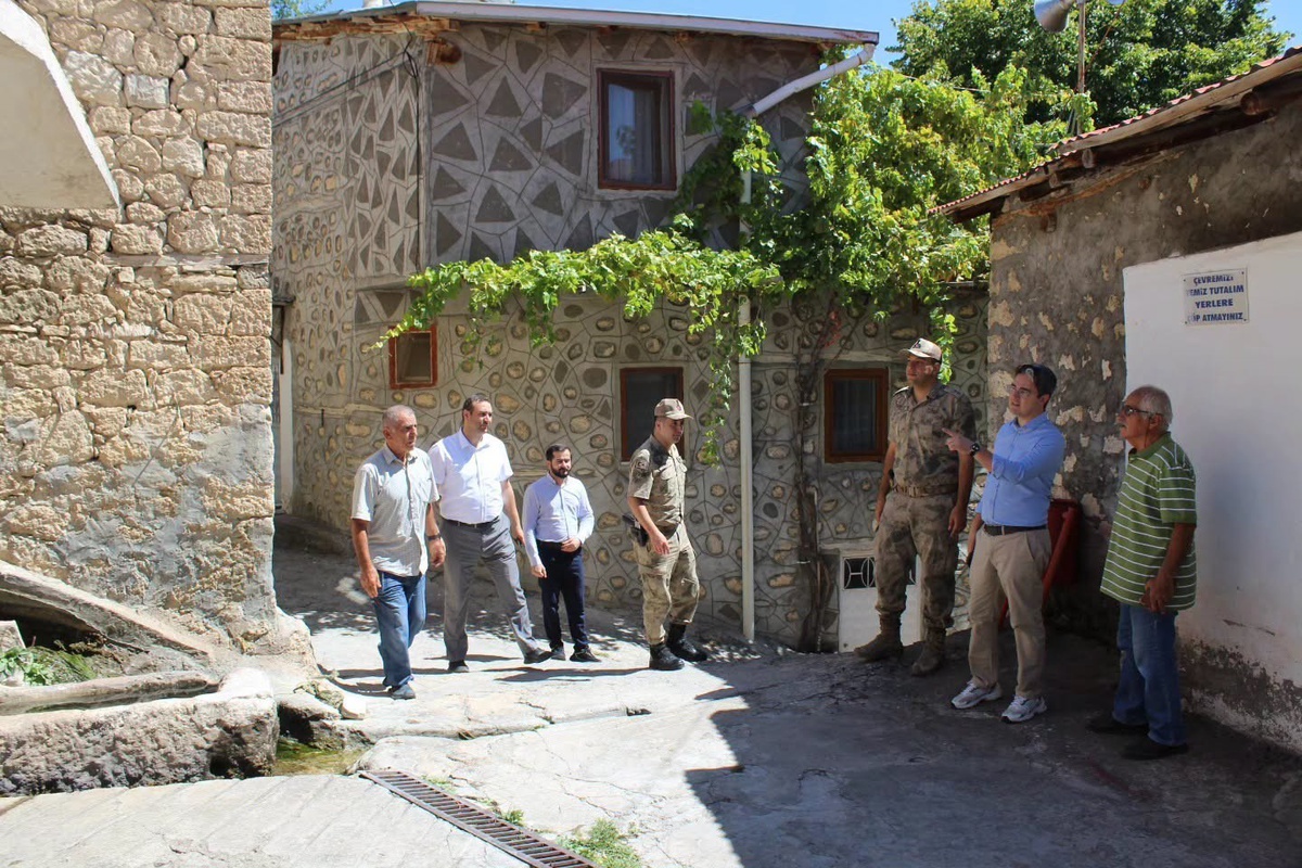 Kemaliye Kaymakamı Arıkan, beraberindeki kurum amirleriyle Yıldızlı köyünü ziyaret etti