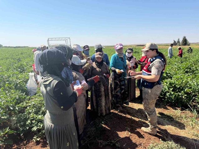 Kilis'te jandarma ekipleri köylerde kadına şiddetle mücadele için KADES'i anlattı