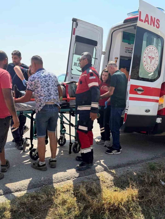Hatay Kırıkhan'da otomobil yol kenarına uçtu; 3 kişi yaralandı