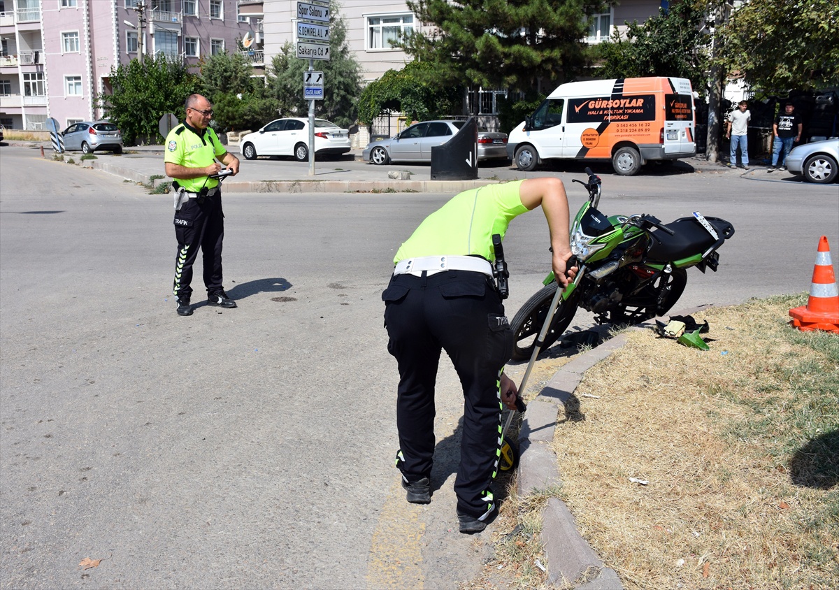 Kırıkkale'de motosiklet-otomobil çarpışmasında 1 kişi yaralandı, kaza anı kamerada