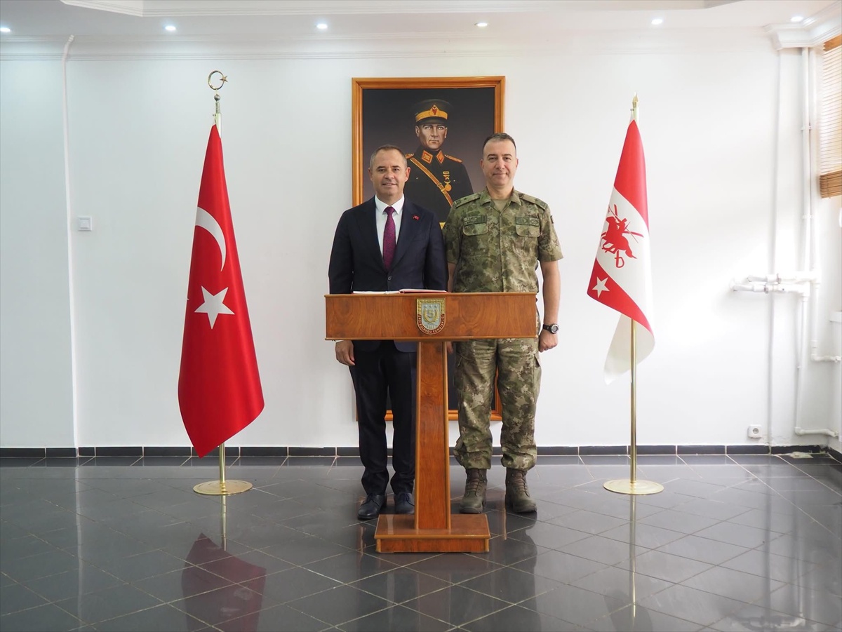 Kırklareli Belediye Başkanı Derya Bulut, Tuğgeneral Murat Temur'u makamında ziyaret etti