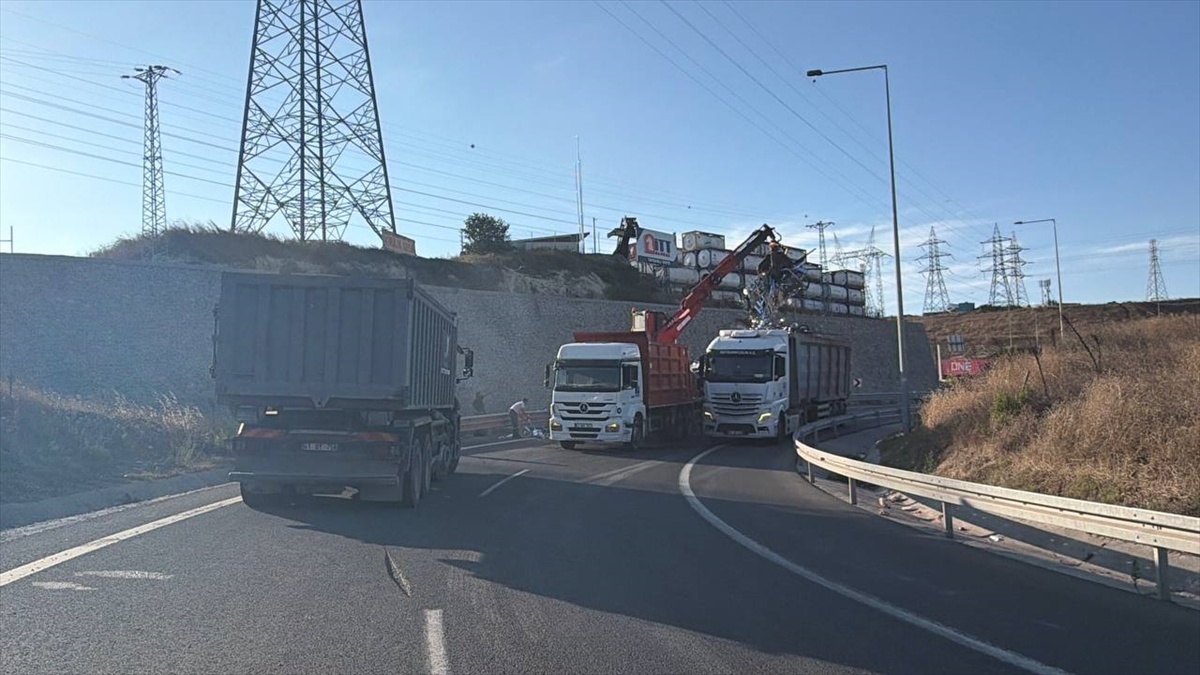 Kocaeli Gebze'de hurda demir yüklü tır devrildi, bağlantı yolu trafiğe kapandı