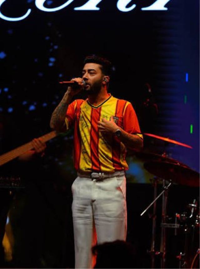 Konserde tansiyon yükseldi! Ünlü şarkıcı sahneyi terk edince arbede çıktı